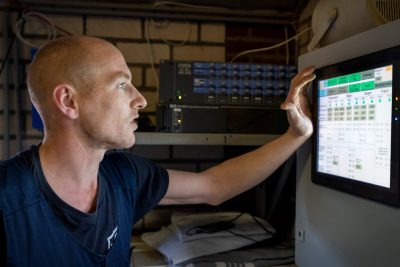 Nederland,  Volkel, varkenshouder Rob van de Zanden en adviseuse Marion KunstVerhoeven