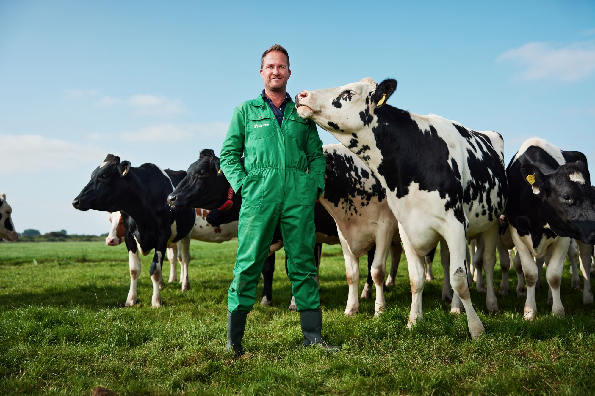 Melkvee-Melkkoeien-Boer-in-wei-staand-model-gespiegeld-klein (1) Melkvee-Melkkoeien-Boer-in-wei-staand-model-gespiegeld-klein (1)